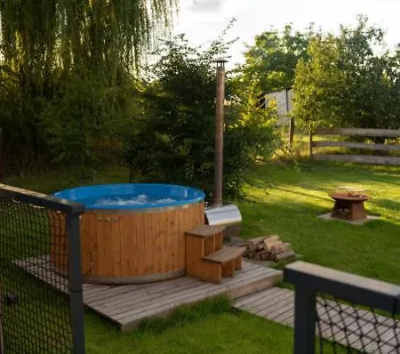 مكان تخييم Glamping Mini-domek Na Paloucku Chyňava